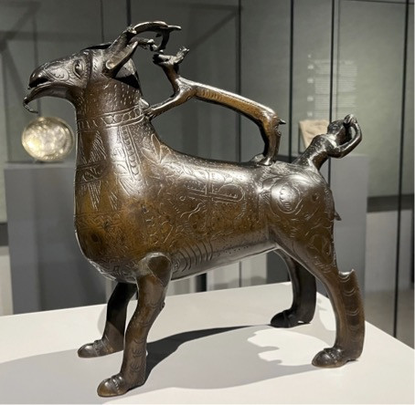 Karlsruhe, Badisches Landesmuseum Inv. no. 65/101; copper casting, unknown artist, Hildesheim, early 13th century, height 27.5 cm, length 29 cm, shown in the exhibition “Islam in Europa”, 1000-1250 in the Dommuseum Hildesheim, 7.9.22-12.2.22 (photo: Katharina Heyden).
