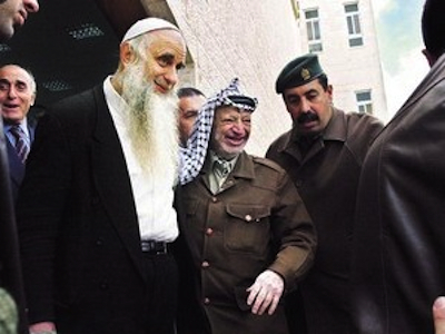 Menachem Froman visiting Yasser Arafat at his Ramallah compound (c. 2001)